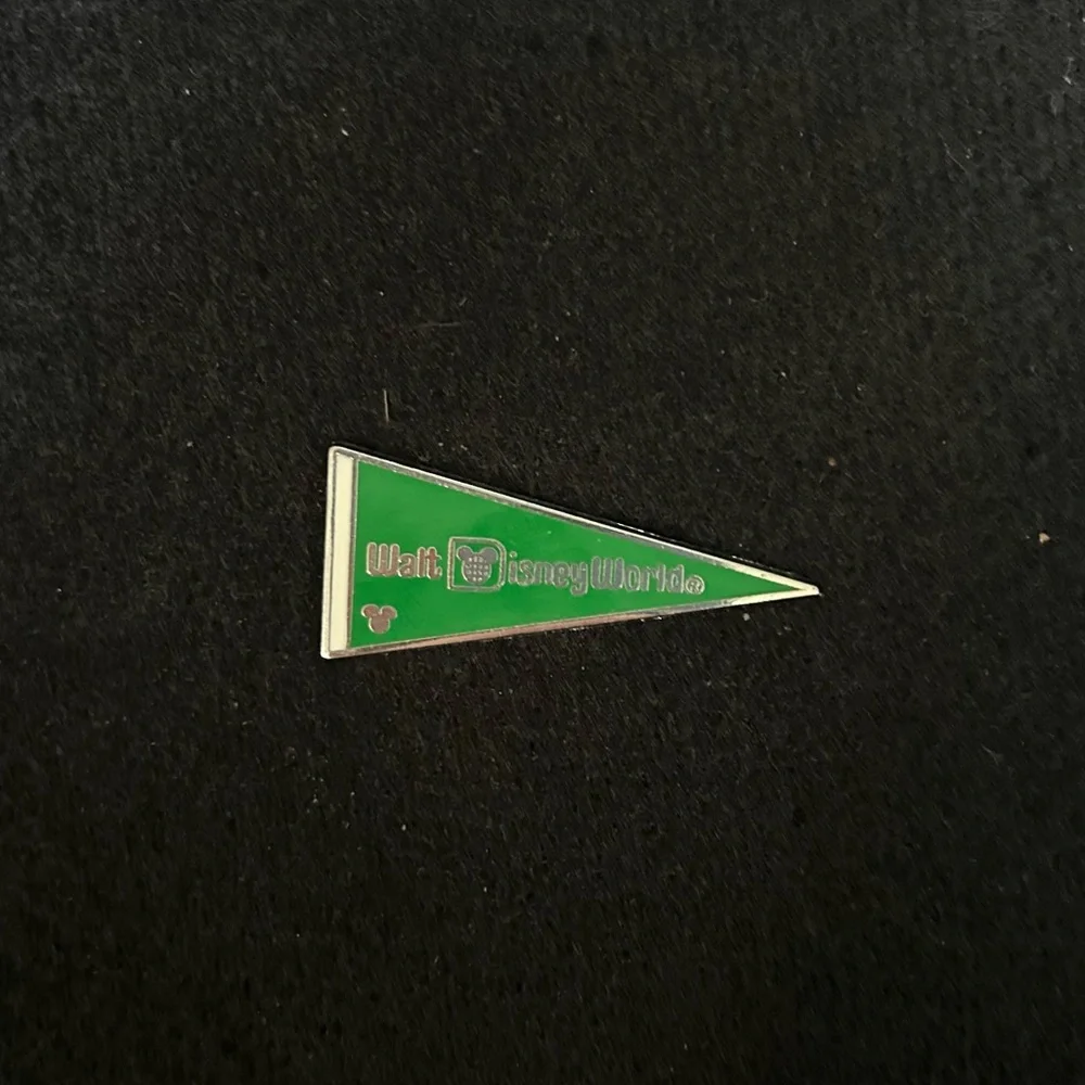 Walt Disney World Pennants - Green Pin - Picture 1 of 3
